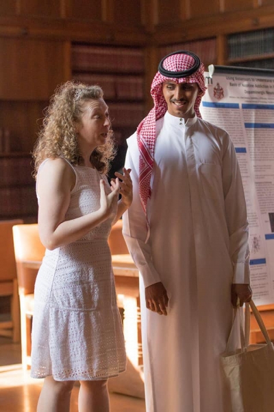 طالب سعودي في المرحلة الثانوية يقدم بحثا لعلاج الرعاش