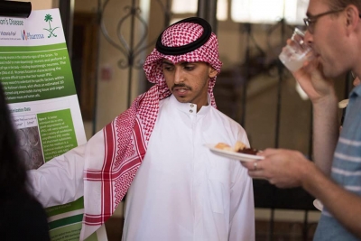 طالب سعودي في المرحلة الثانوية يقدم بحثا لعلاج الرعاش